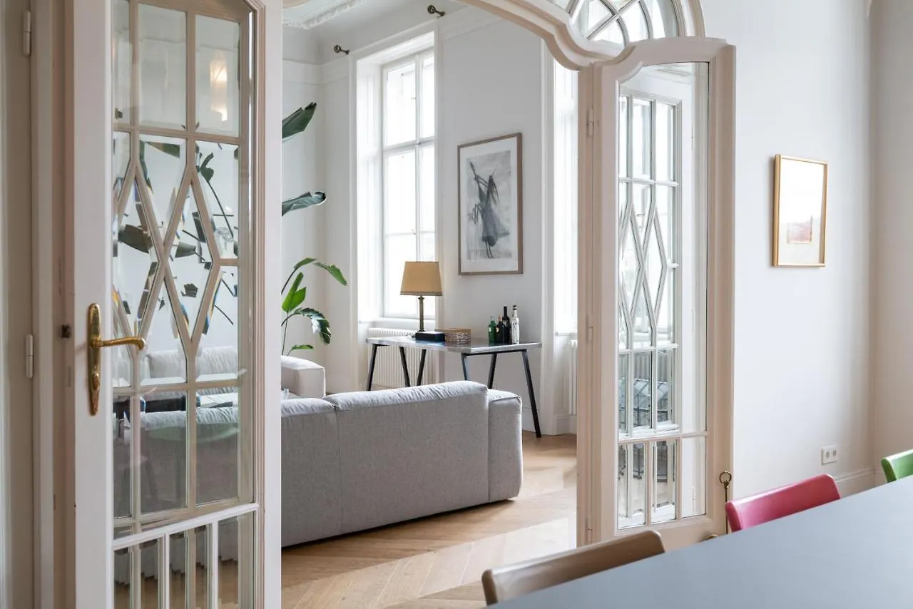 2-Bedroom Apartment With Private Library Vienna